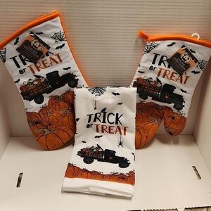 Halloween oven mittens and towel set